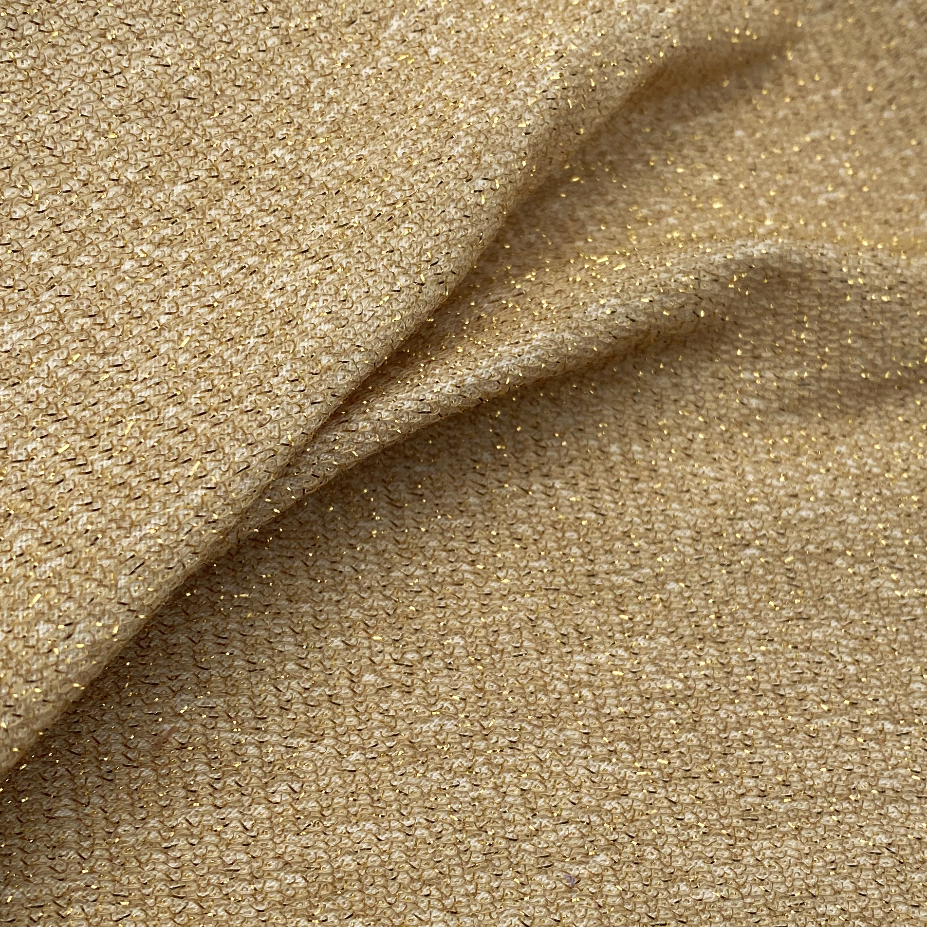 41% Rayon 34% Polyester 16% Mental 6% Nylon 3% Spandex Timbang 245 GSM Lapad 160 CM GOLDEN FABRIC